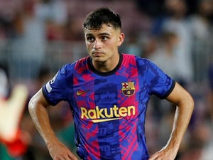 مدرب برشلونة يشيد بلاعب خط وسطه