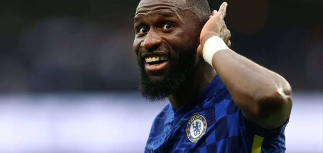 مانشستر يونايتد يوافق على ضم مدافع تشيلسي