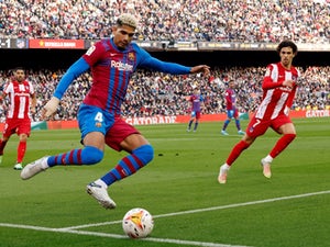 أندية الدوري الانجليزي تتنافس لضم مدافع برشلونة