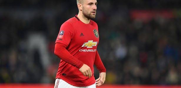 نيوكاسل يونايتد يراقب موقف مدافع مانشستر يونايتد