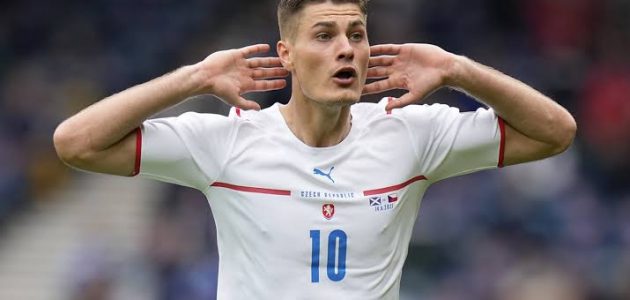 إريك تن هاج وضع نصب عينيه على باتريك شيك لاعب باير ليفركوزن