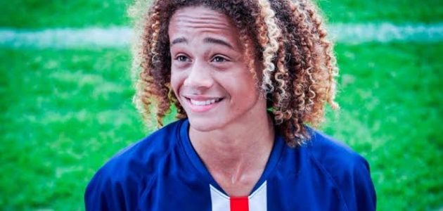 أرسنال وليفربول مهتمان بالتعاقد مع اللاعب الهولندي تشافي سيمونز