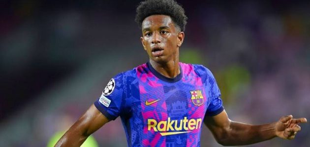 برشلونة يجري محادثات مع المدافع الإسباني أليخاندرو بالدي لتجديد عقده
