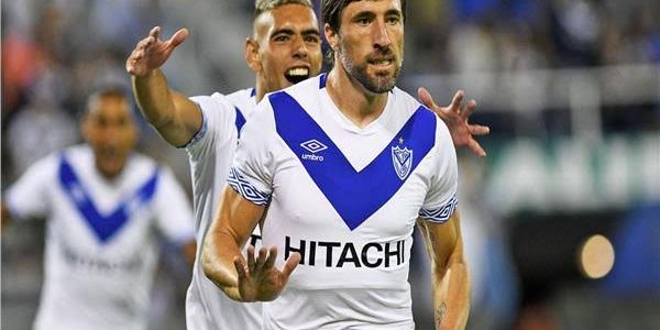 نيوكاسل يونايتد يفكر بالتعاقد مع لاعب خط وسط فيليز سارسفيلد