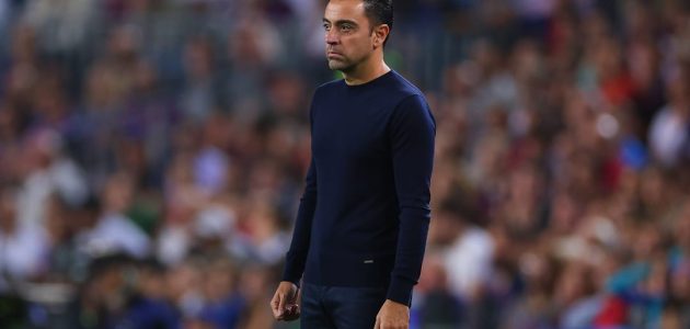 تشافي مدرب برشلونة قلق من مواجهة مانشستر يونايتد