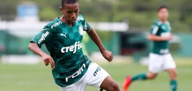 أرسنال وبرشلونة يتنافسان للتعاقد مع إستيفاو
