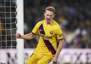 تشيلسي يدخل السباق للحصول على توقيع لاعب خط وسط برشلونة فرينكي دي يونج