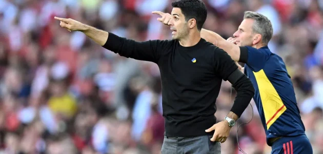 أرسنال يراقب لاعب خط وسط ايندهوفن تشافي سيمونز