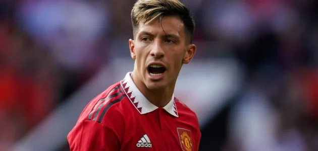 إنه قائد جيد.. مارتينيز يختار لاعبًا يستحق أن يكون قائداً لمانشستر يونايتد